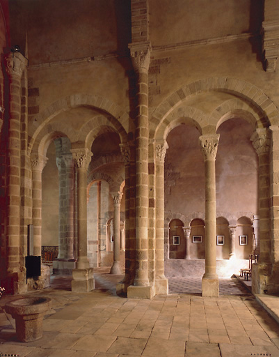 Vue des arcades séparant abside et absidiole nord.