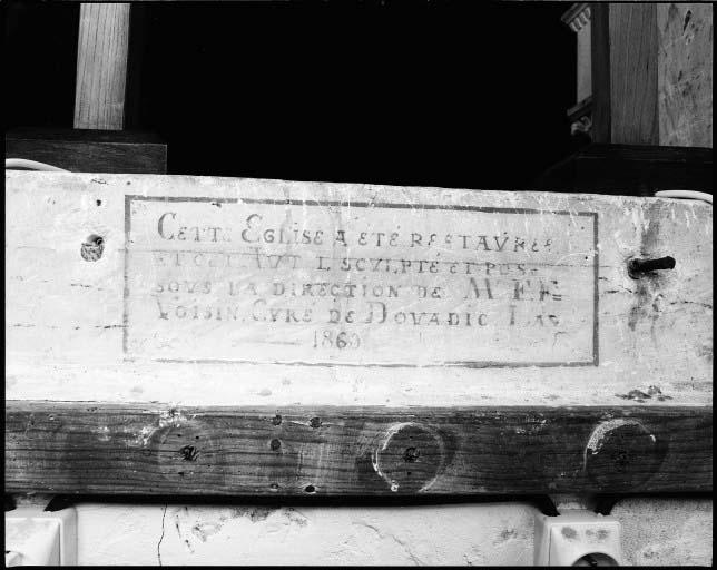 Détail de l'inscription datant la fabrication et la pose de l'autel de 1860.