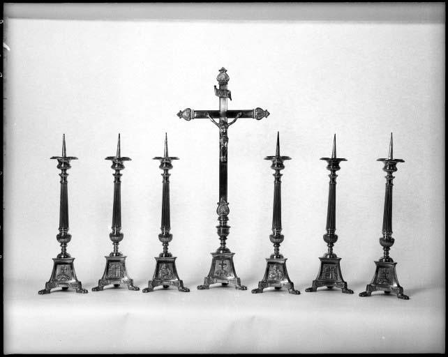 Garniture d'autel avec 6 chandeliers et une croix. Vue d'ensemble.