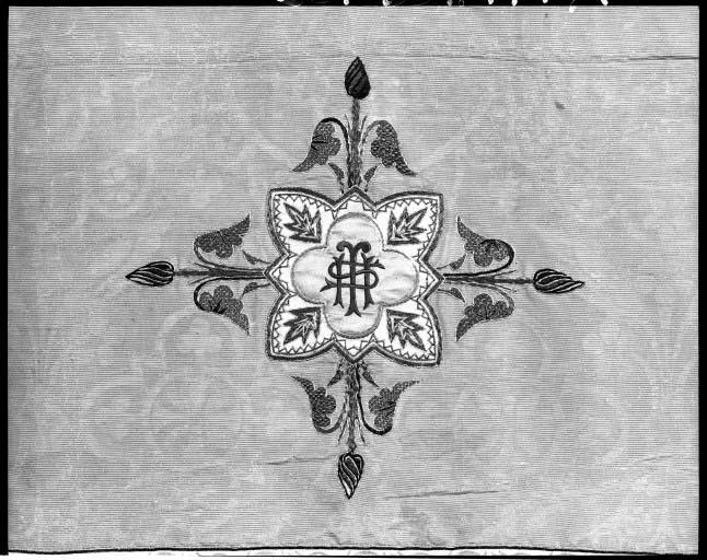 Chasuble no 2. Détail de la broderie du devant.