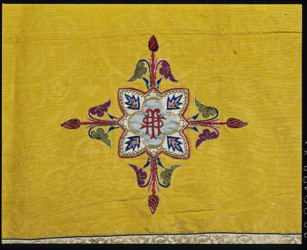 Chasuble no 2. Détail de la broderie du devant.