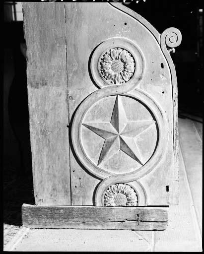 Détail du décor sculpté de la joue.