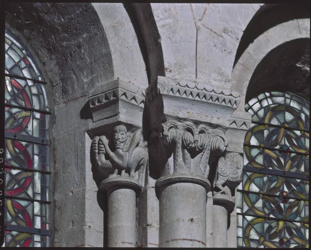 Chapiteaux entre la fenêtre centrale et la fenêtre sud.