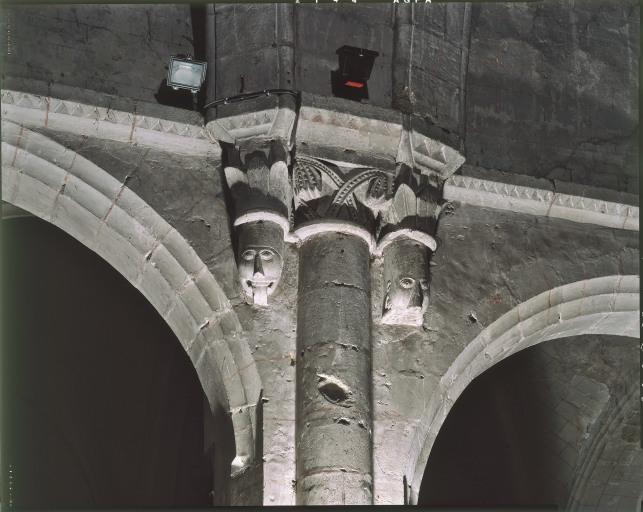 Chapiteaux et culots du mur sud, à la jonction des deux travées.