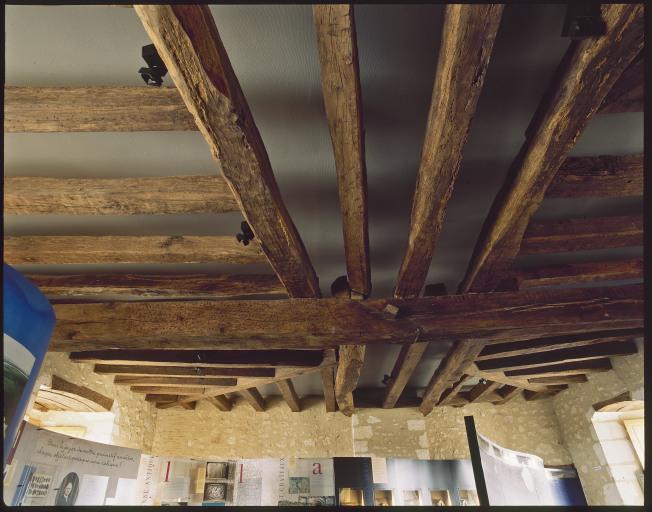 Donjon ouest, deuxième étage, vue générale de l'enrayure du hourd après restauration.