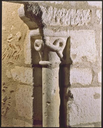 Donjon est, premier étage, détail du chapiteau gauche de la cheminée après restauration.