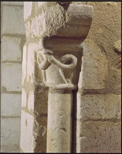 Donjon est, premier étage, détail du chapiteau gauche de la cheminée après restauration.