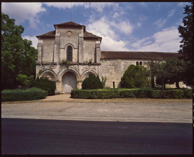 L'église et l'hôtellerie. Façade ouest.