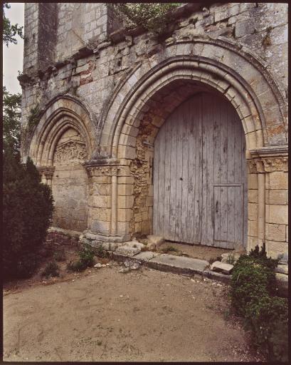 Eglise, façade ouest. Détail du portail.