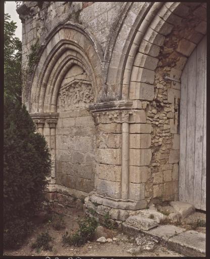 Eglise, façade ouest. Détail du portail.