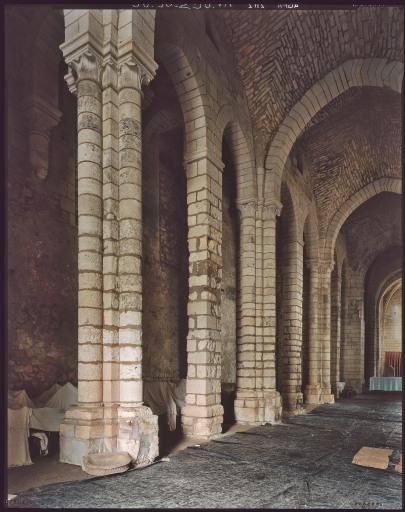 Eglise. Vue du bas-côté nord prise de l'entrée.