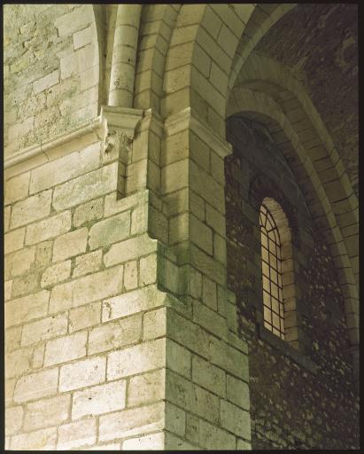 Eglise. Détail du pilier sud-est de la croisée, pris de l'abside.