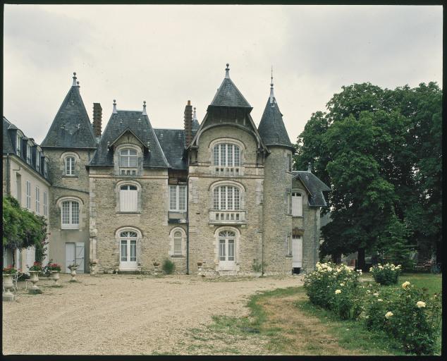 Maison 1900. Vue d'ensemble de la façade prise de l'ouest.