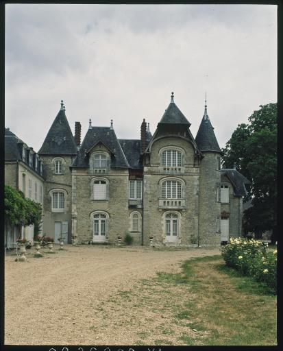 Maison 1900. Vue d'ensemble de la façade prise de l'ouest.