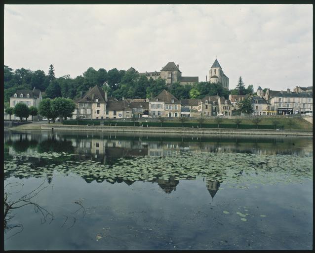 Vue d'ensemble de la ville haute prise depuis la ville basse.