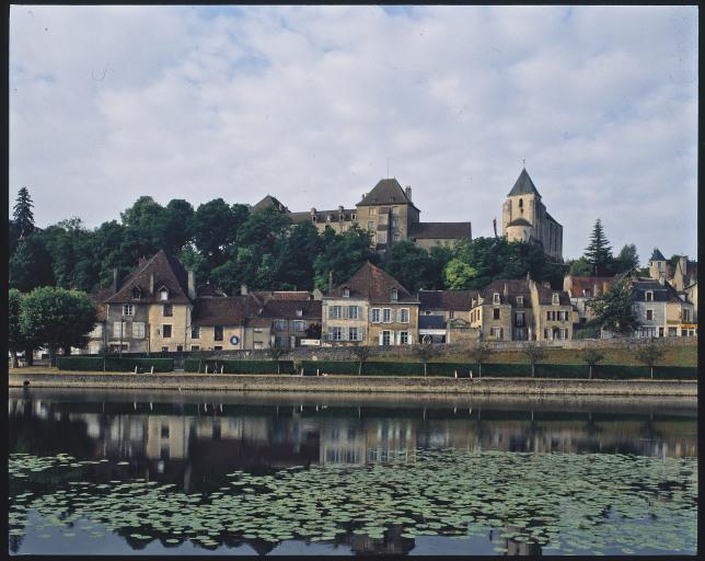 Vue d'ensemble de la ville haute prise depuis la ville basse.