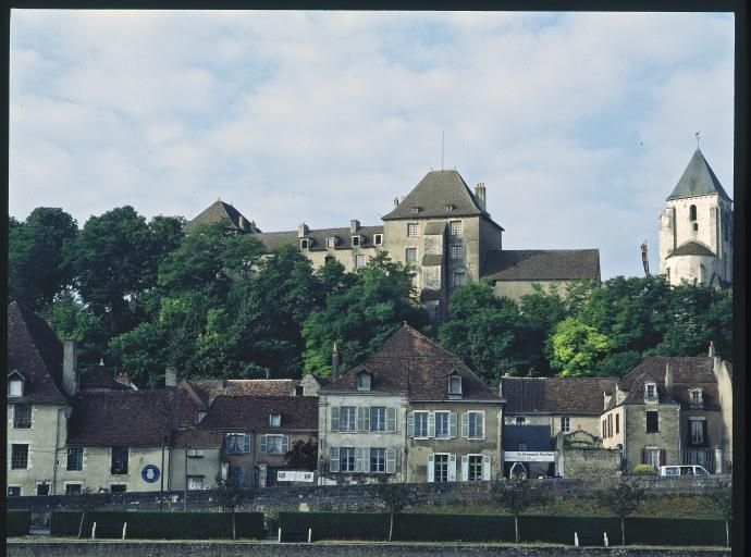 Le château et l'église St Cyran. Vue du nord prise depuis la ville basse.