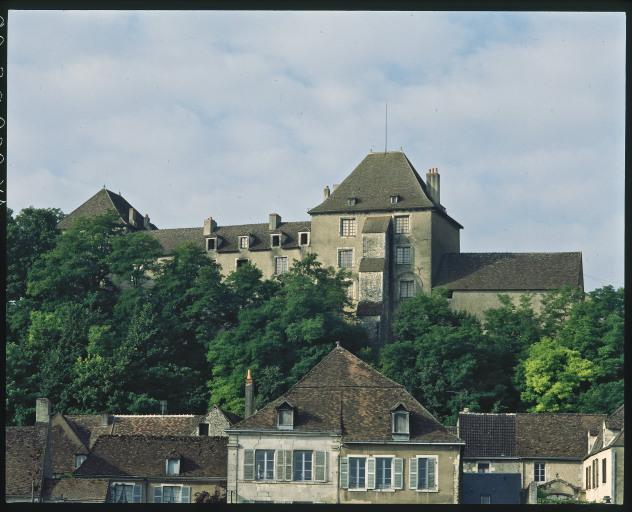 Le château vu depuis la ville basse.