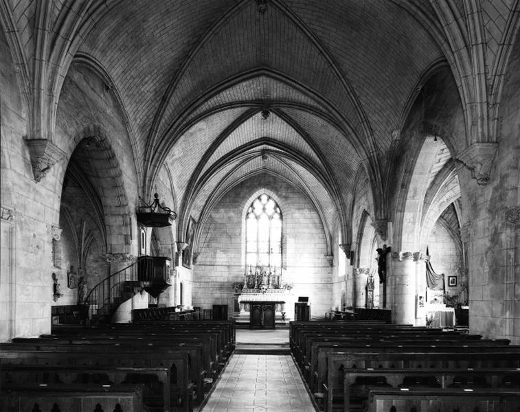 Vue intérieure vers le choeur.