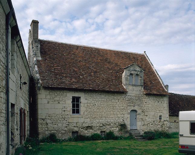 Vue d'ensemble de la façade sud du logis.