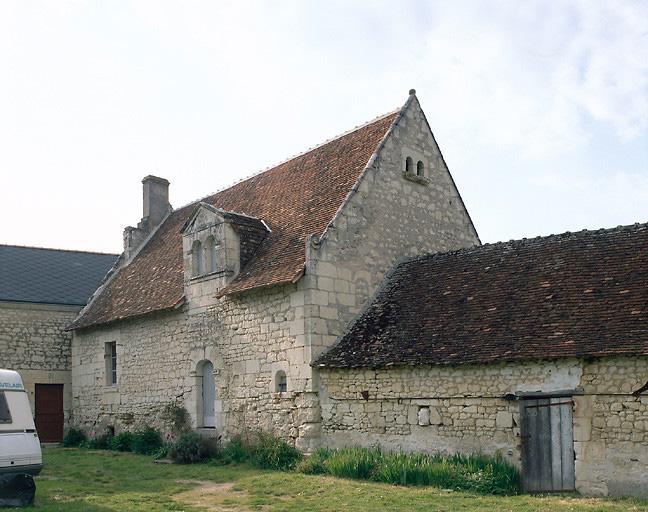 Vue du logis et d'une partie des dépendances, au sud-est.