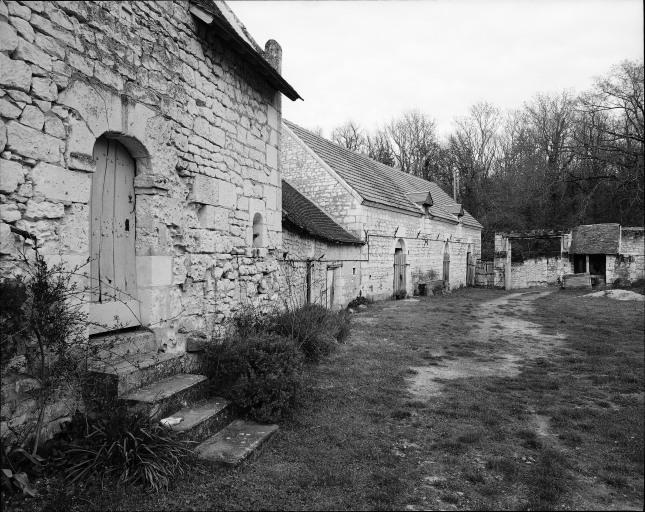 Vue d'une partie du logis et des dépendances