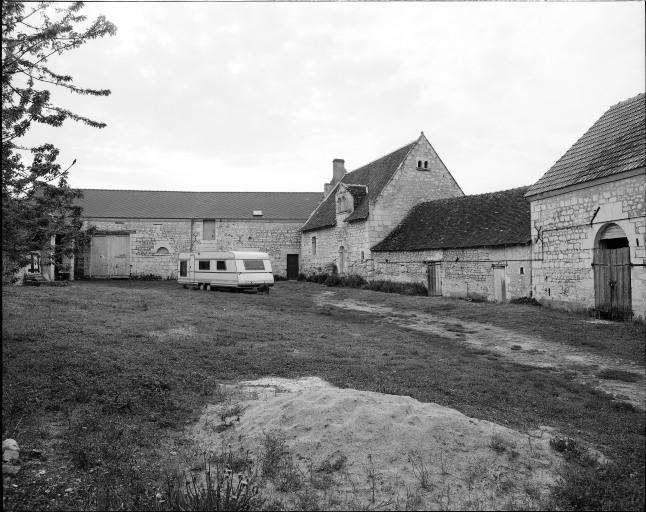 Vue d'ensemble du logis et des dépendances, sur cour.