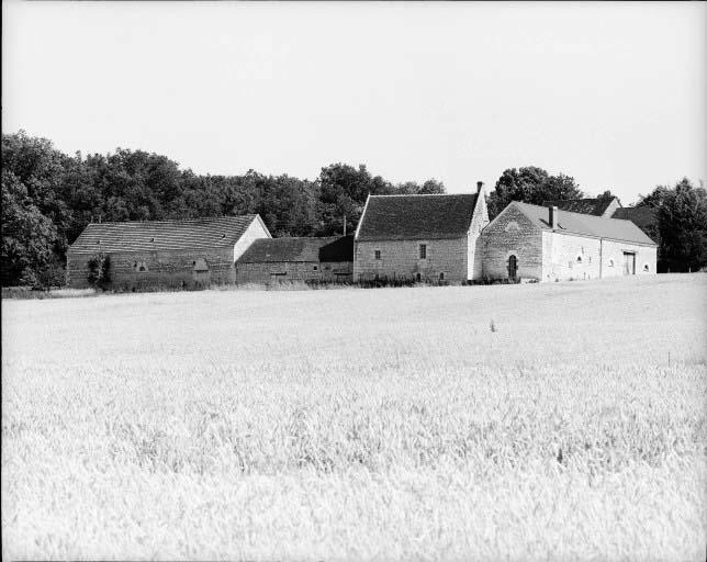 Vue d'ensemble du logis et des dépendances, au nord-ouest.
