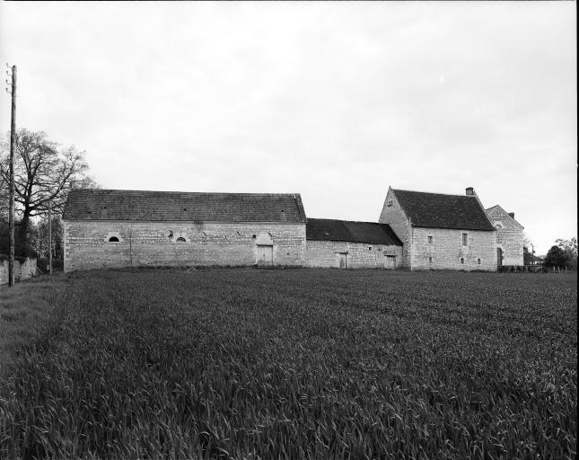Vue d'ensemble du logis et des dépendances, au nord.