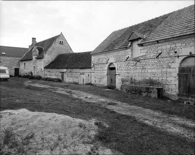 Vue d'ensemble du logis et des dépendances, au sud.