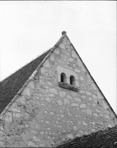 Logis : vue de détail de la baie géminée du mur pignon est.