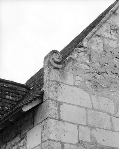 Logis : détail du pignon découvert orné d'une volute.