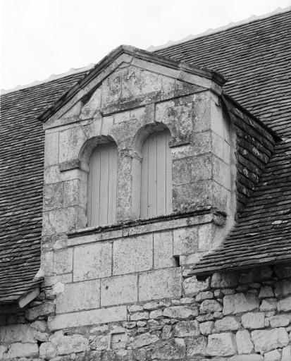 Vue de la lucarne à baies jumelées du logis, portant la date 1624.