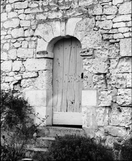 Vue de détail de la porte d'entrée du logis.