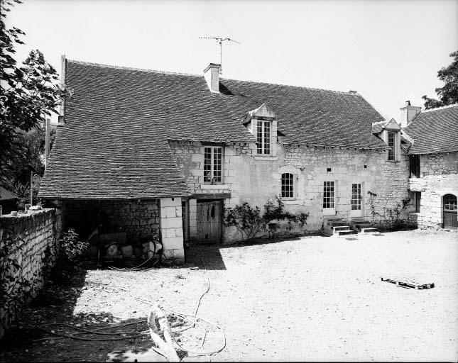 Vue du logis, sur cour.