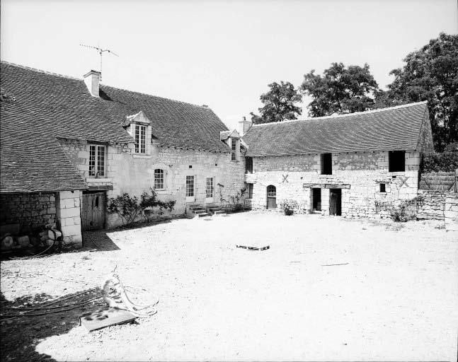Vue d'ensemble, sur cour.