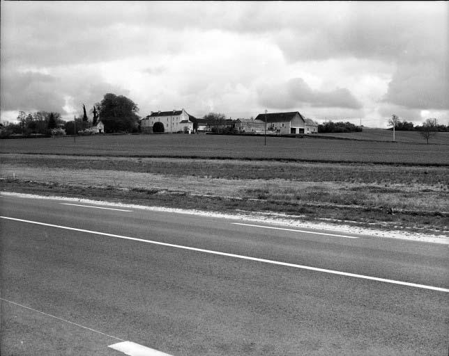 La Garde : vue générale au nord-ouest depuis la route de Chinon.