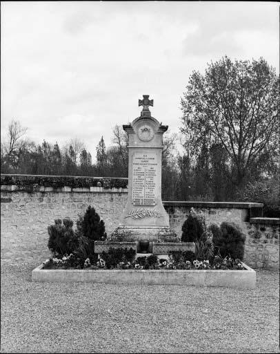 Monuments aux morts de la guerre 1914-1918, érigé en 1920.
