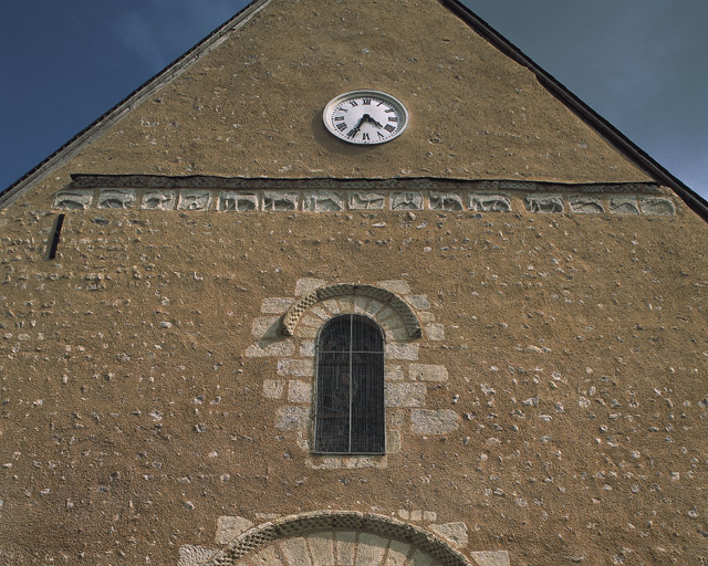 Elévation extérieure. Façade ouest. Frise sculptée en bas-relief.