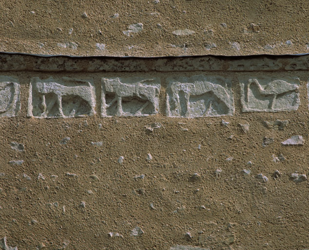 Elévation extérieure. Façade ouest. Frise sculptée en bas-relief. Détail des 4 motifs de la partie centre gauche.