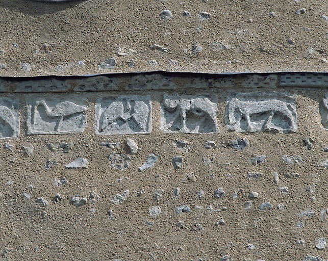 Elévation extérieure. Façade ouest. Frise sculptée en bas-relief. Détail des 4 motifs de la partie centre droite.