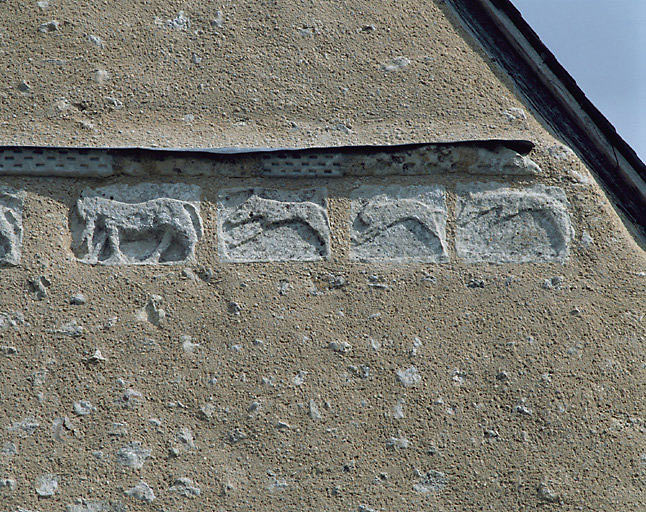 Elévation extérieure. Façade ouest. Frise sculptée en bas-relief. Détail des 4 motifs de la partie droite.