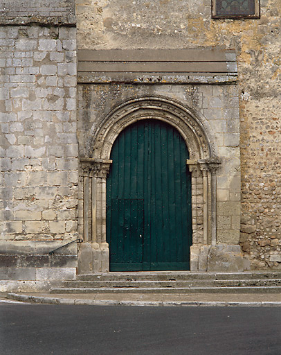 Elévation extérieure. Façade sud; portail roman.