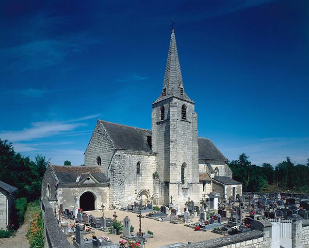 Vue d'ensemble au sud, avec le cimetière.