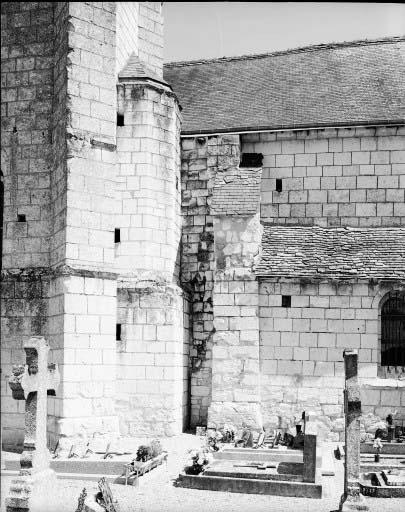 Façade sud : vue de la tourelle d'escalier du clocher et détail de la jonction du mur gouttereau d'origine avec le clocher à gauche et avec le mur de la nef à droite