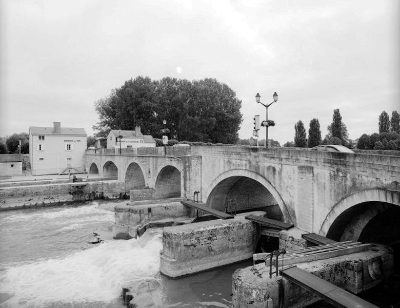 Barrage à poutrelles et à aiguilles aménagé sous le pont.