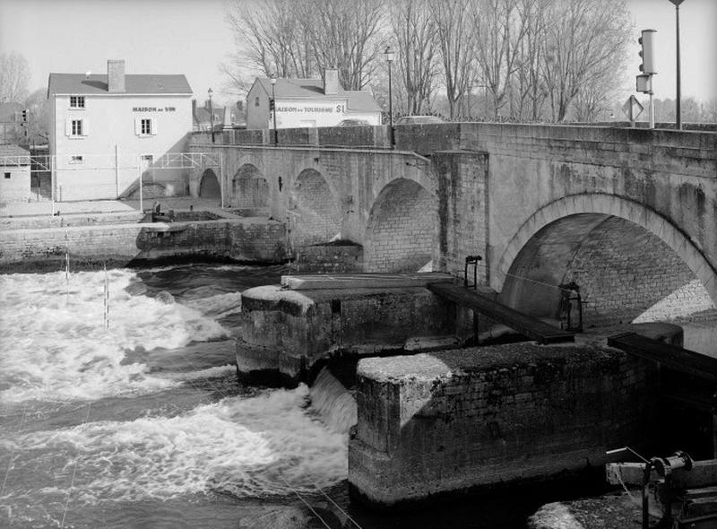 Barrage à poutrelles et à aiguilles aménagé sous le pont.