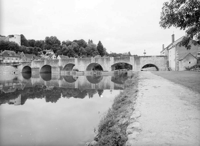 Vue d'ensemble prise à l'amont du pont. A droite, le pignon de l'une des deux maisons éclusières.