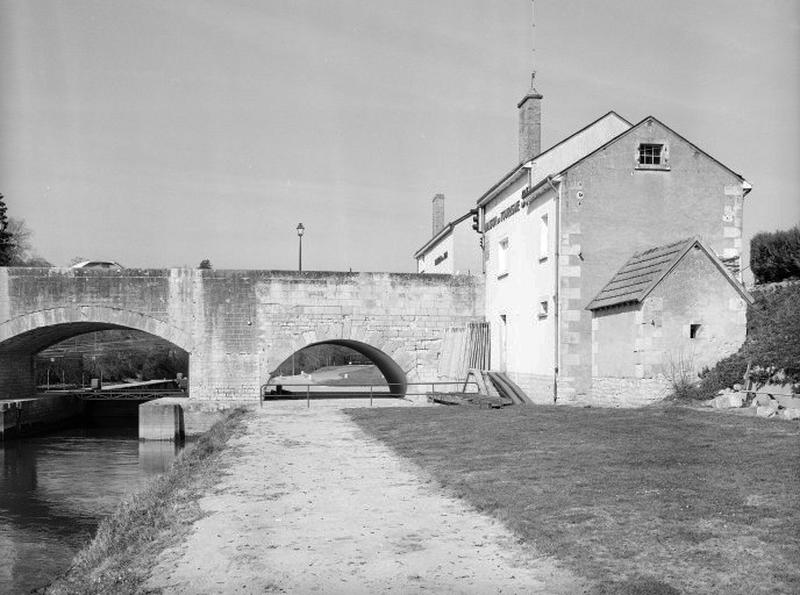 L'entrée de l'écluse sous l'arche du pont (à gauche) et les deux maisons éclusières (à droite).