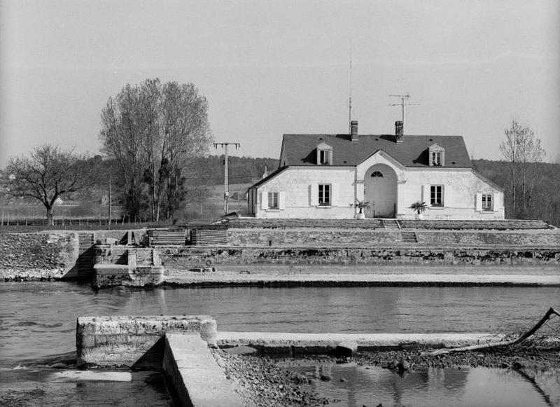 Le barrage avec au premier plan le déversoir fixe.